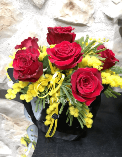 scatola rose rosse e mimosa